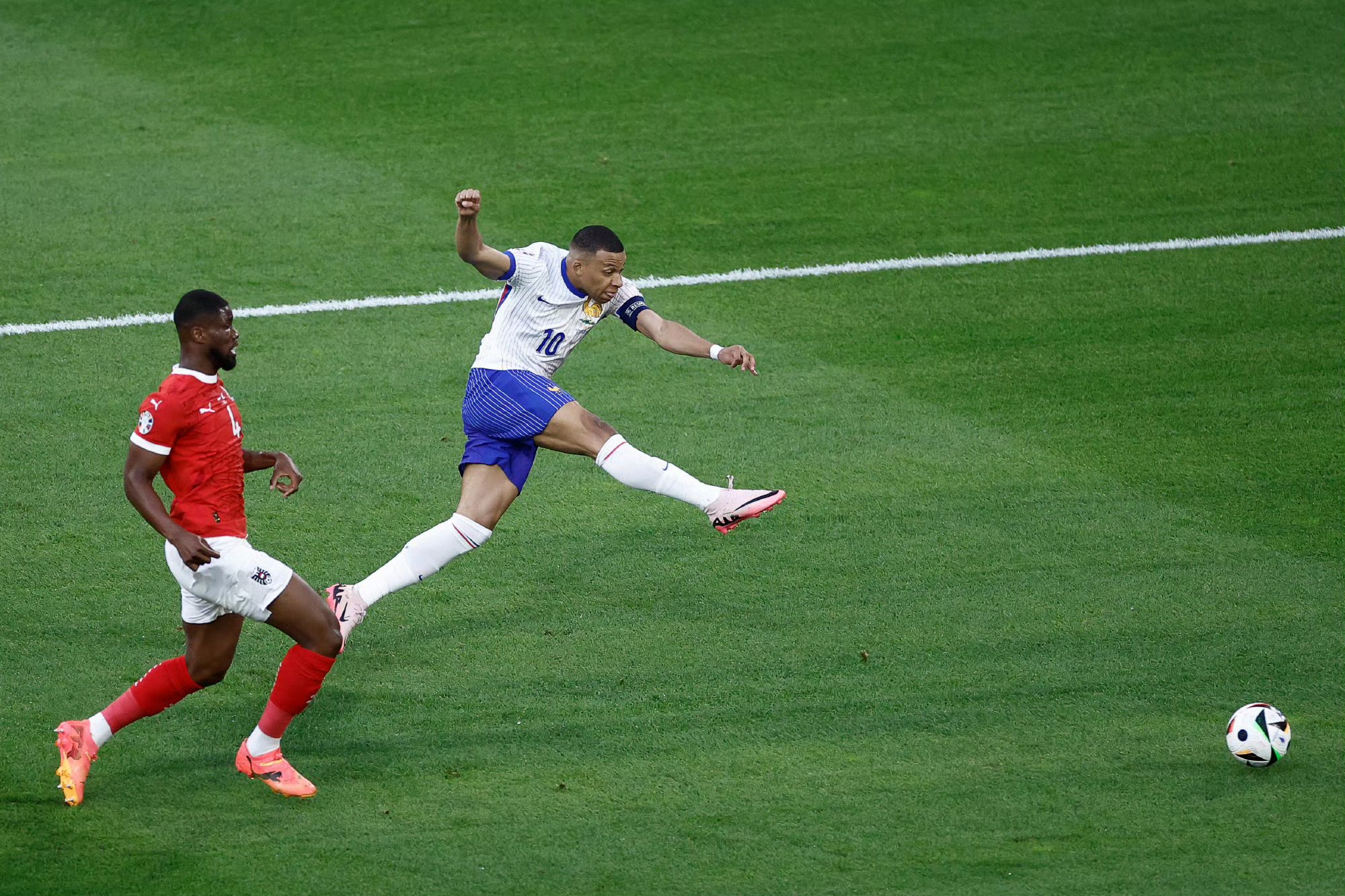 oubo-姆巴佩遭遇十五持续失利，法国队教练压力巨大！观众掌声雷动的简单介绍